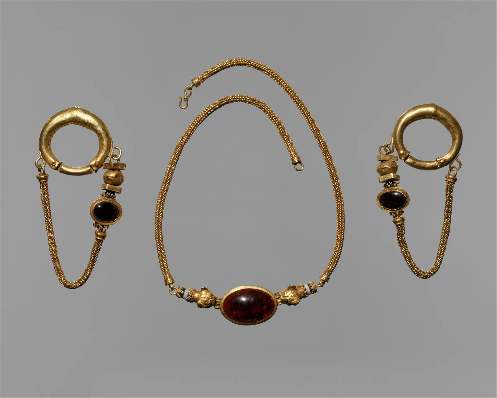 Collana e orecchini in oro con granato e agata, Grecia, I secolo a.C.