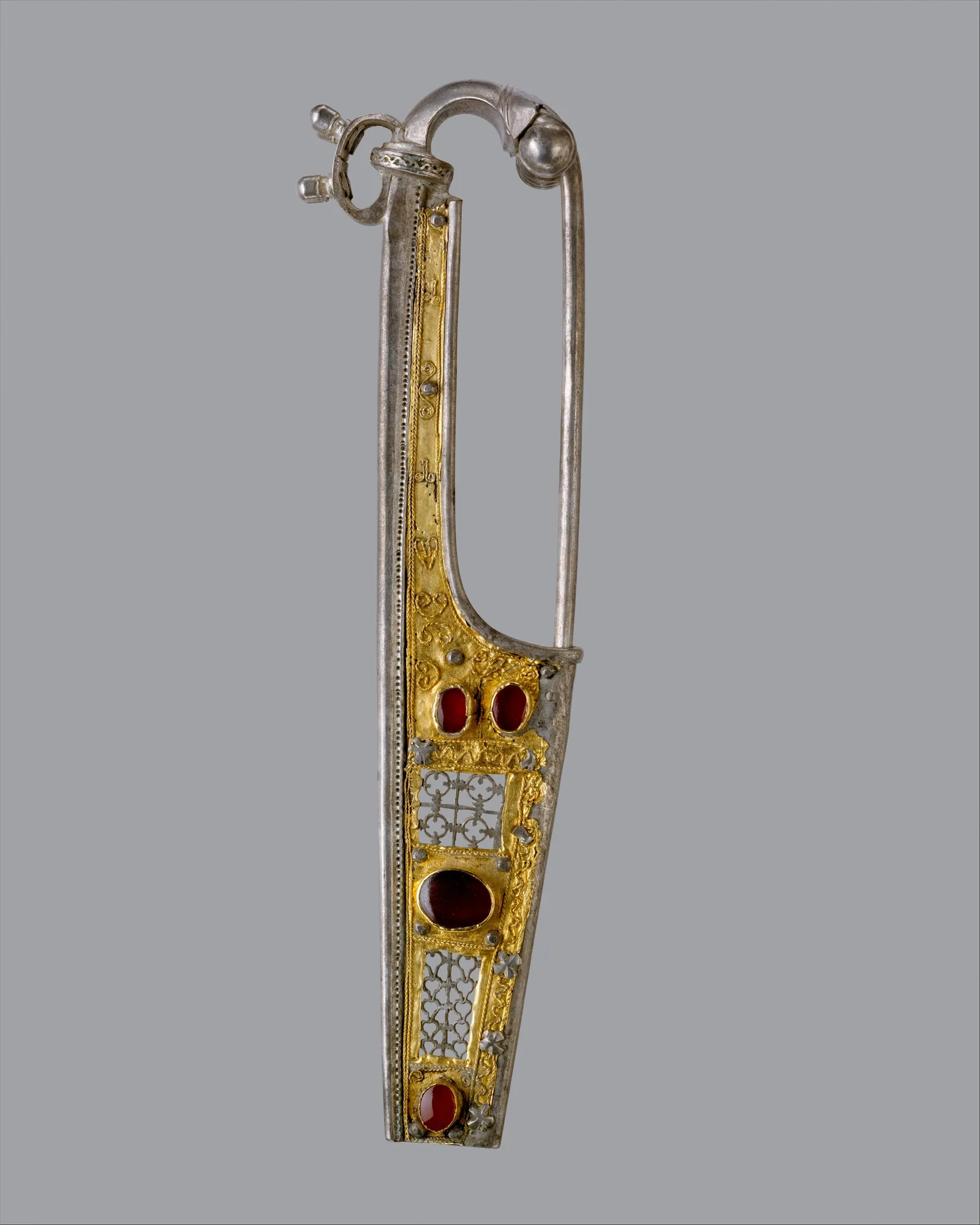 Fibule romaine en forme d'aile en argent et or ornée de quatre cornalines, 100-200