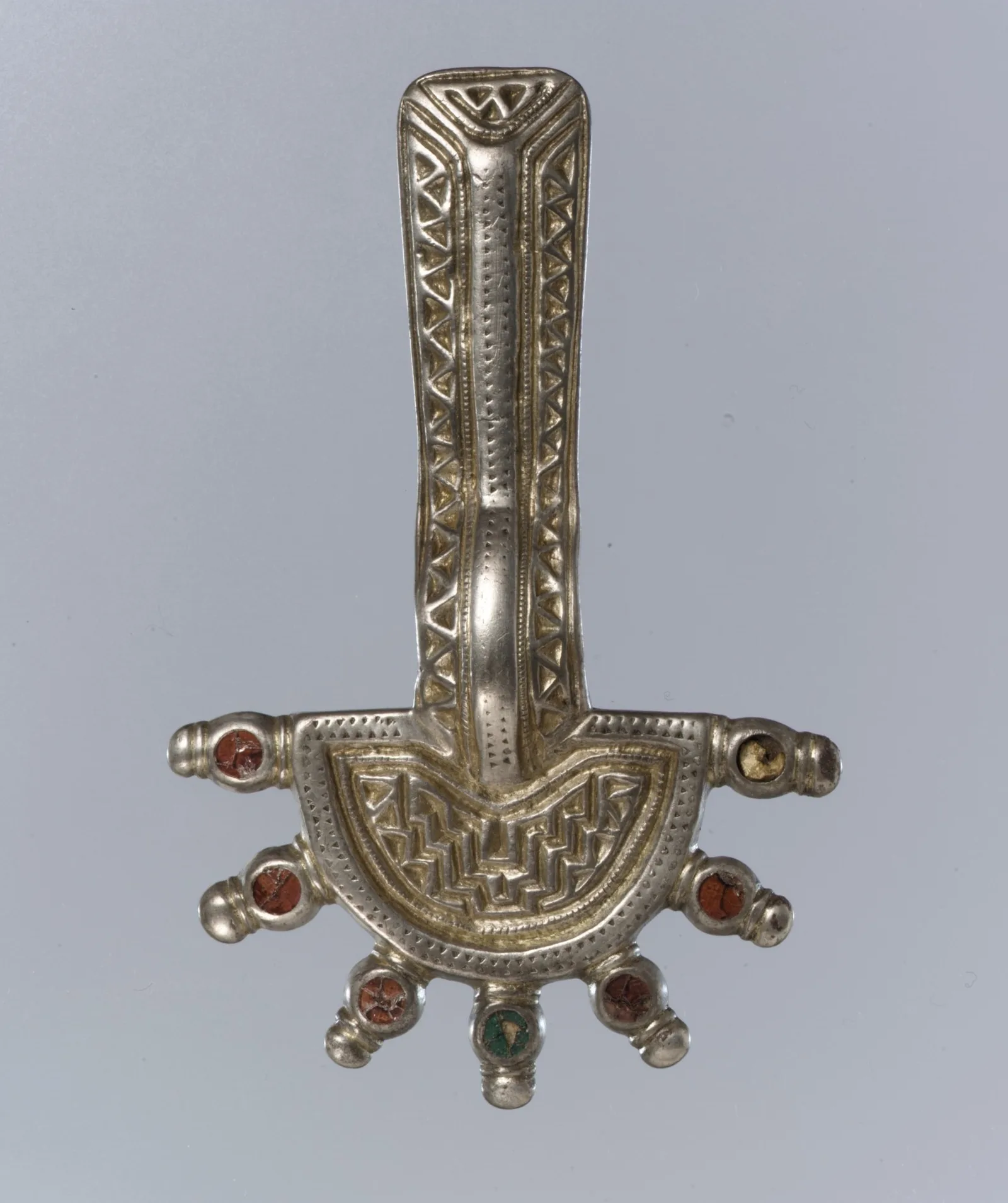 Fibule arquée franque en argent doré à nielle, avec grenat et verre, 500-550
