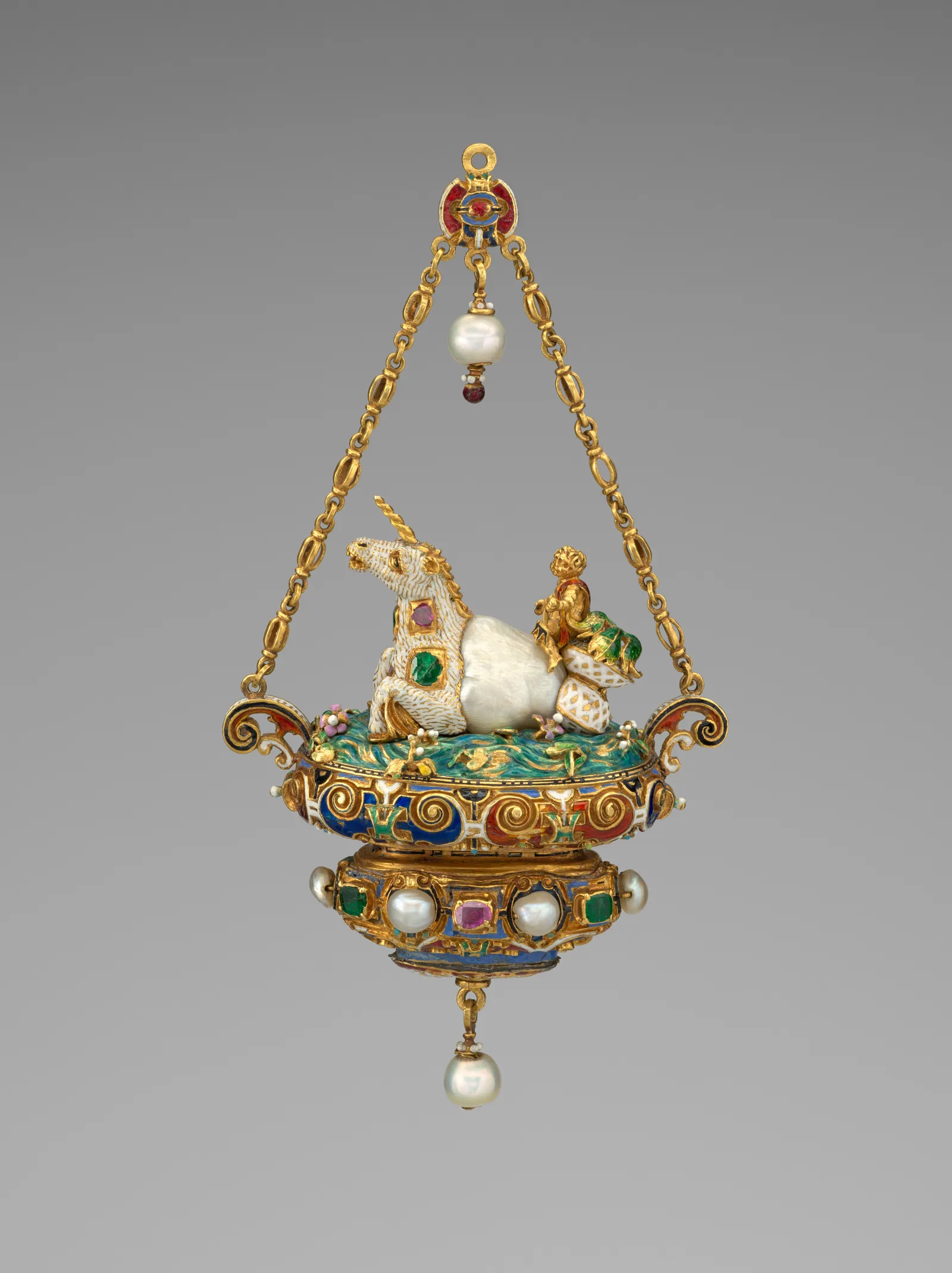 Schmuckanhänger aus emailliertem Gold mit einer Einhornfigur, einer Barockperle, Smaragden und Rubinen