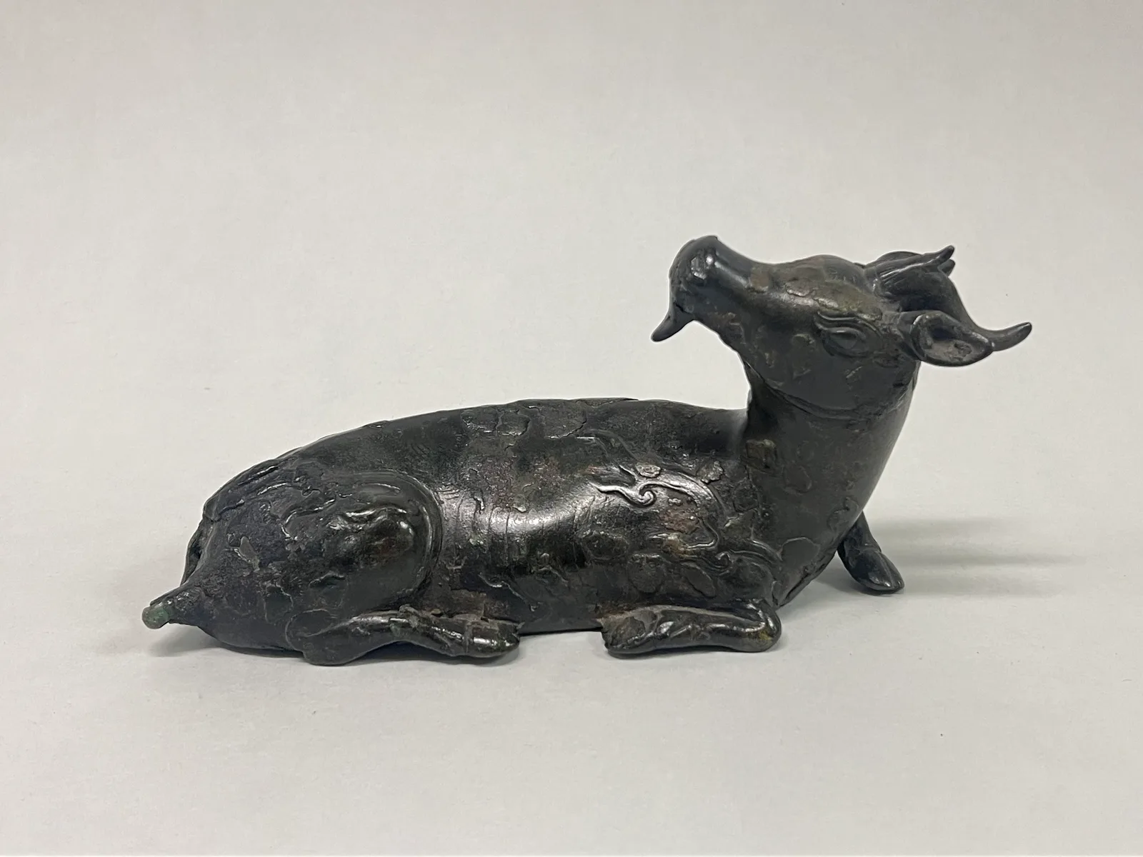 Chinesische Bronzefigur eines liegenden einhörnigen Tieres, eines Qilin, aus dem 18. Jahrhundert