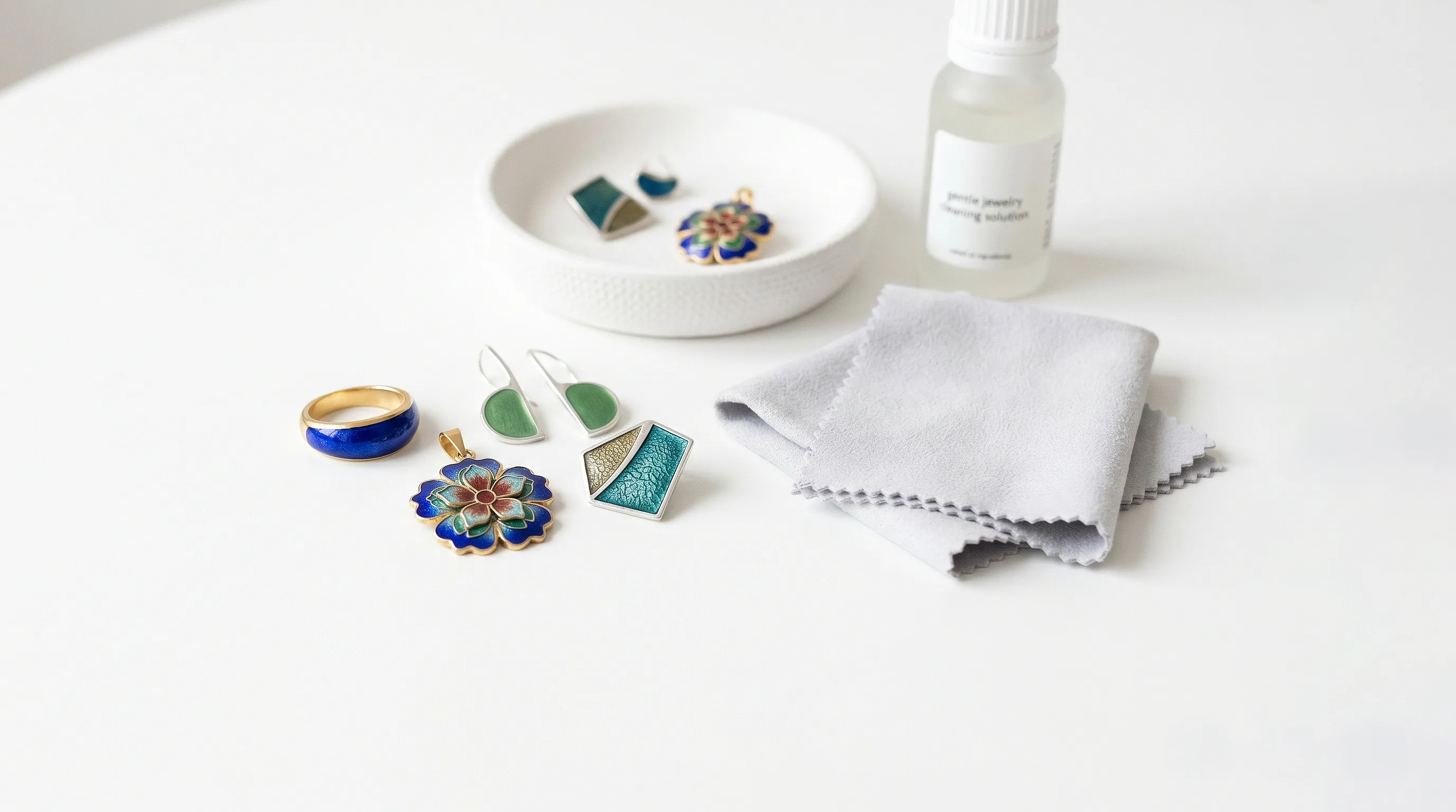 Email sur les bijoux : comment en prendre soin pour eviter les eclats