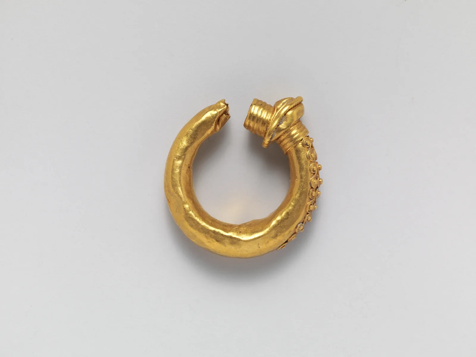 Goldener etruskischer Ohrring mit feinstem Filigran und Granulation aus winzigen Goldkügelchen