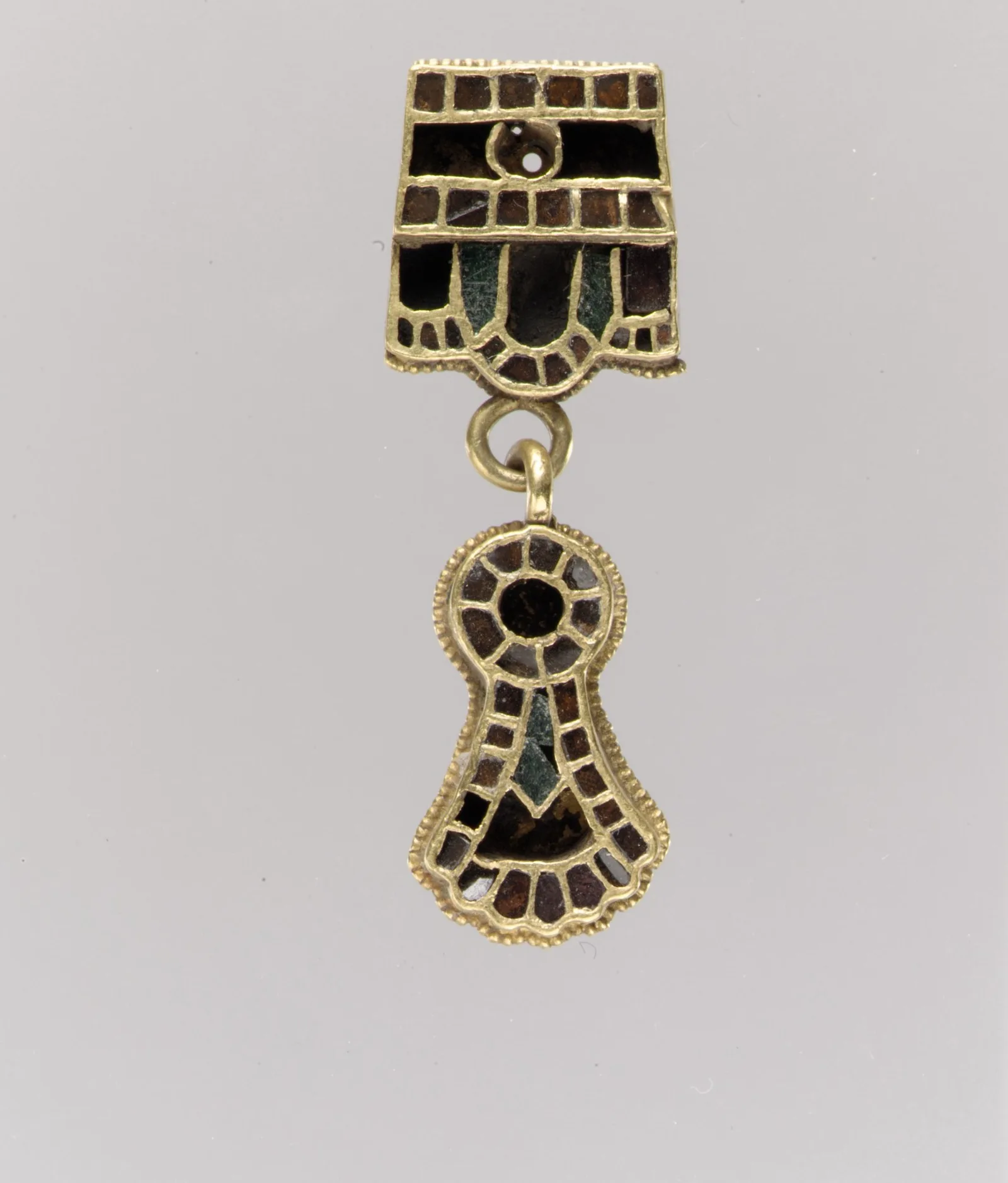 Pendentif pectoral en or avec grenats et verre vert, fin du Ve, début du VIe siècle