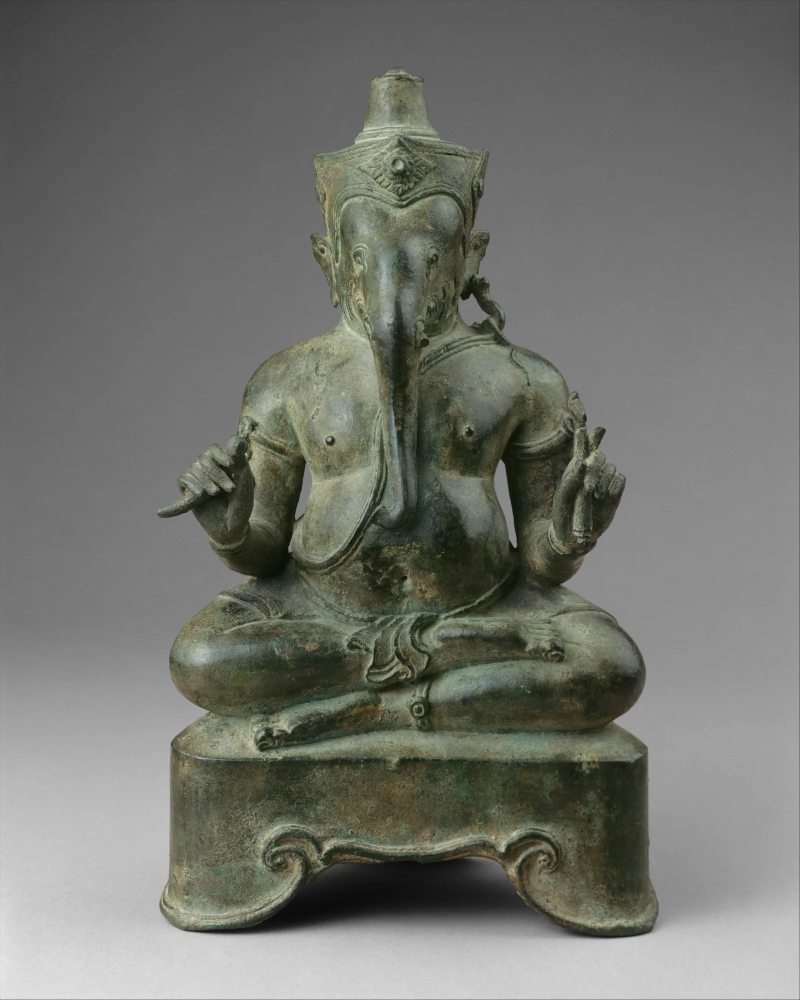 Ganesha im Schmuck: der Gott mit Elefantenkopf, einem abgebrochenen Stoßzahn und einer Maus als Reittier