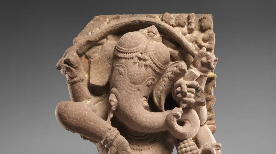 Ganesha im Schmuck: der Gott mit Elefantenkopf, einem abgebrochenen Stoßzahn und einer Maus als Reittier