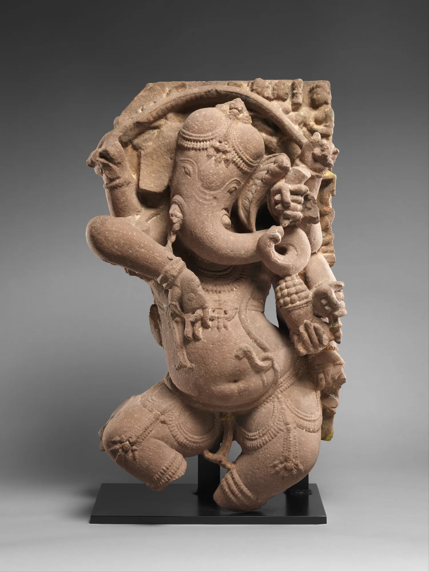Tanzender Ganesha, Relief aus rotem Sandstein, Madhya Pradesh, um das 10. Jahrhundert