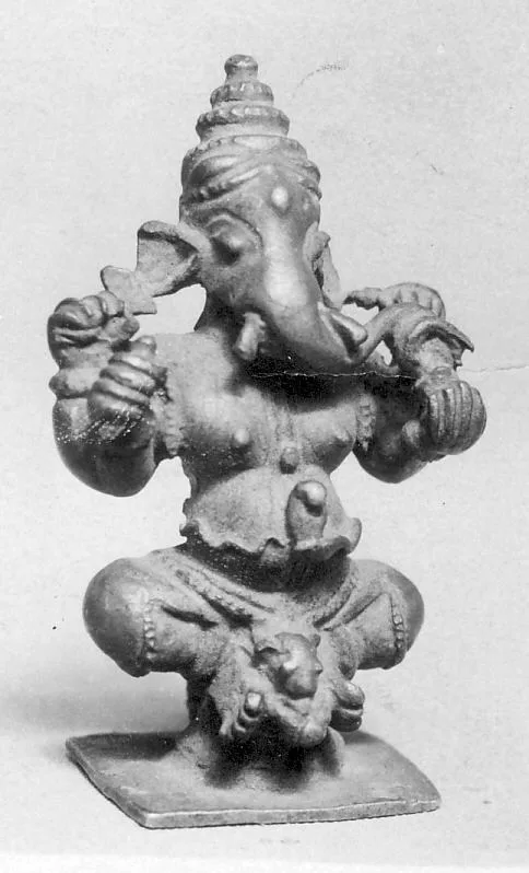 Bronzener Ganesha aus der Nähe: großer Kopf, Ohren und gebogener Rüssel, Südindien, 17.–18. Jahrhundert