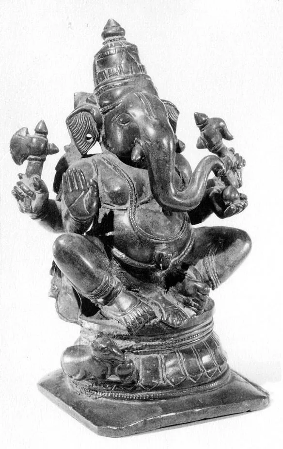 Vierarmiger Ganesha mit Gegenständen in den Händen, Bronzefigur, Südindien, 16.–17. Jahrhundert
