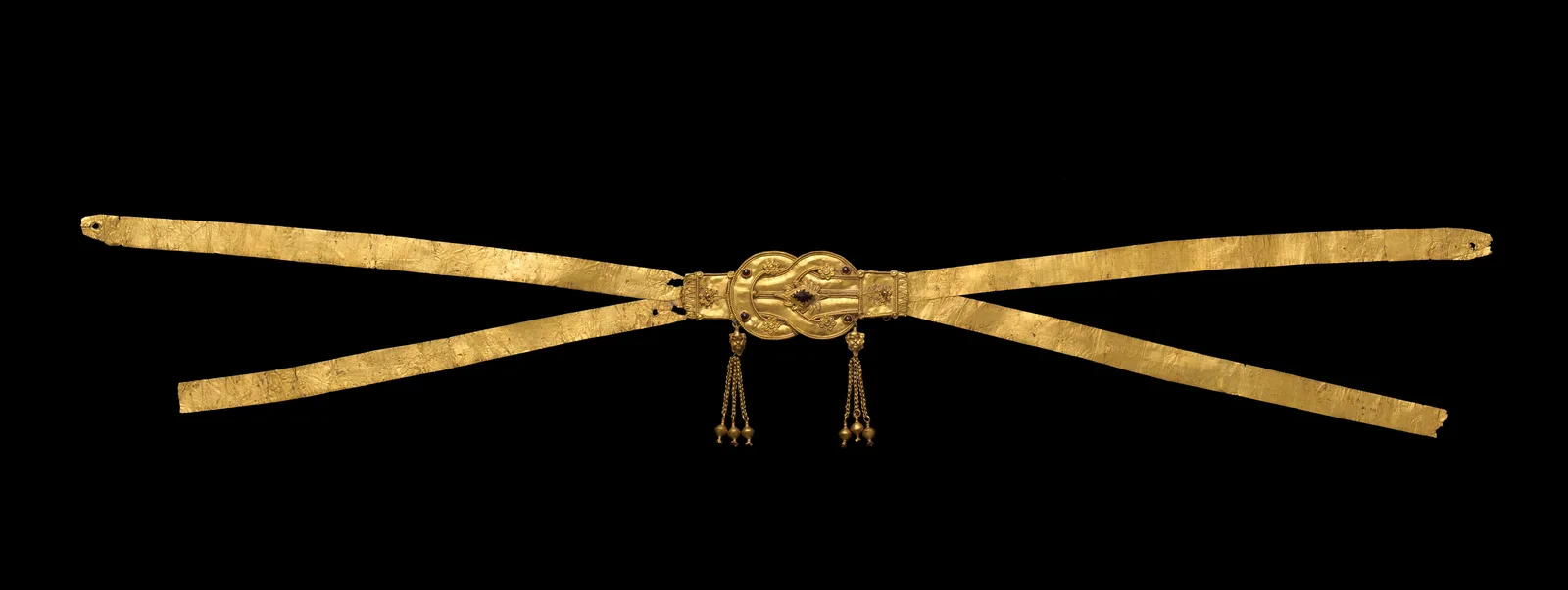 Diadema helenística de oro con un nudo de Hércules en el centro, con cinco granates engastados