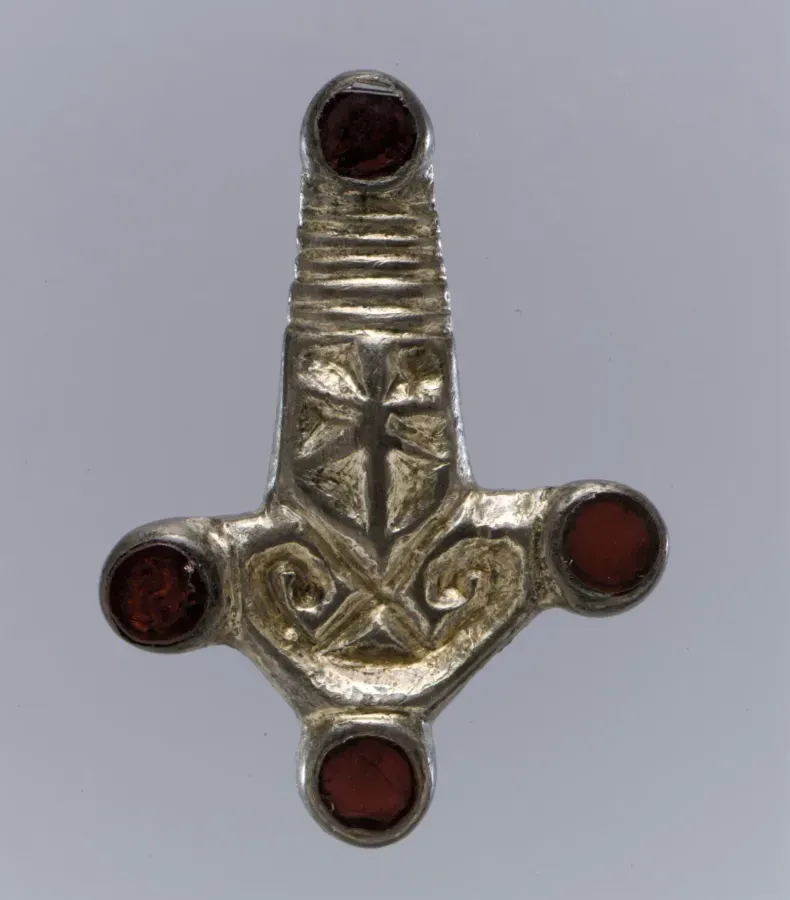 Франкская лучковая фибула из золочёного серебра с гранатами, 450-500