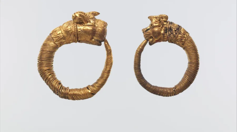 Der Greif im Schmuck: Bedeutung des Symbols vom Hüter des Goldes, Löwe-Adler und Heraldik