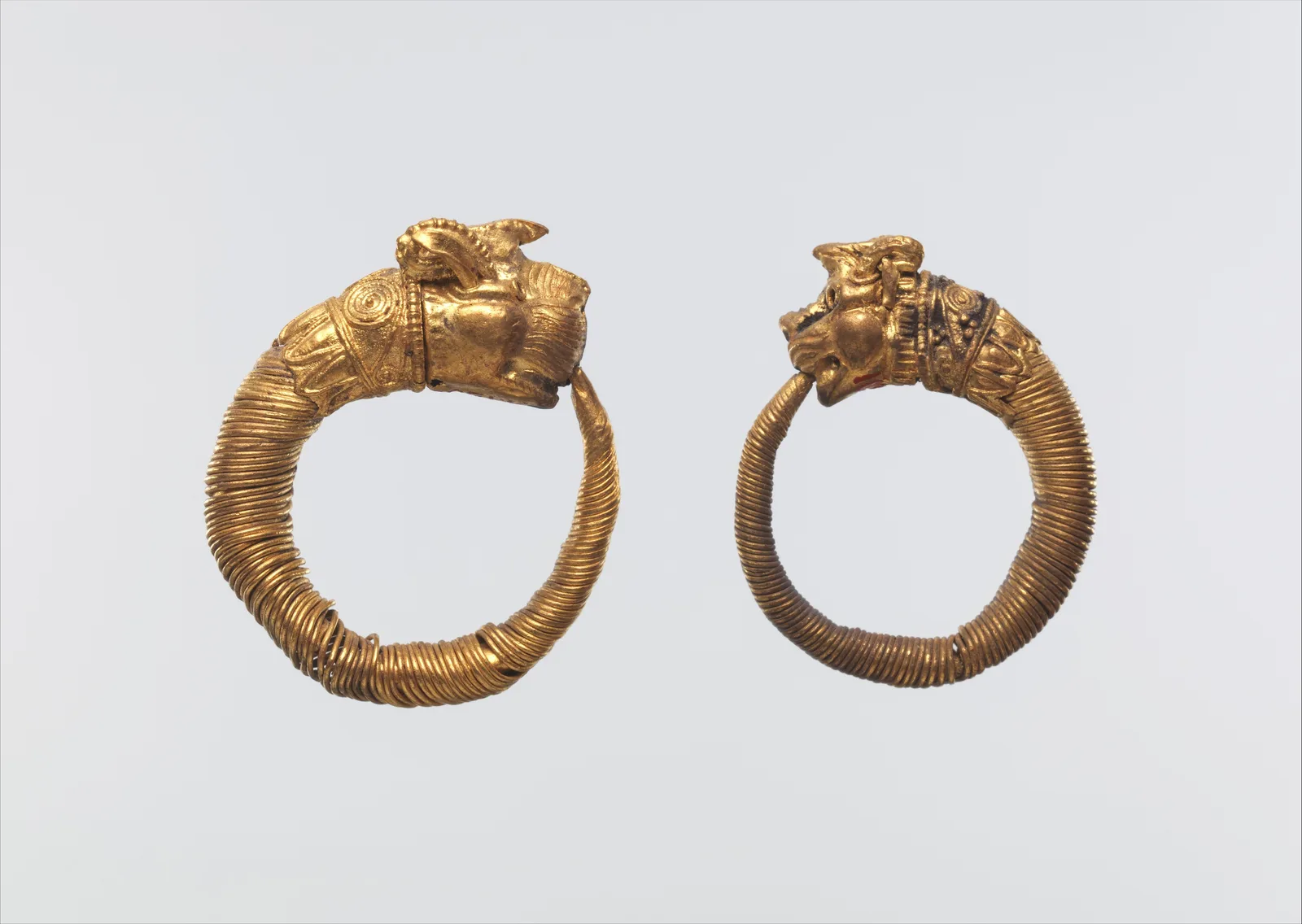 Goldener Ohrring mit Abschluss in Form eines Löwen-Greifen-Kopfes, 4. bis 3. Jahrhundert vor unserer Zeitrechnung