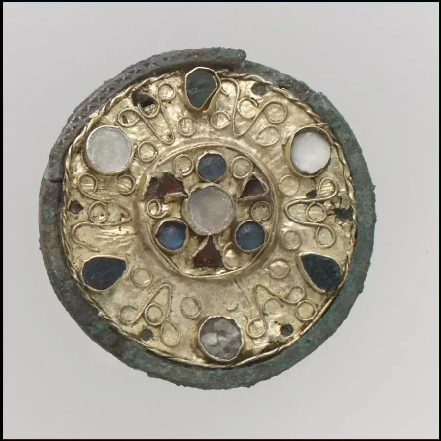 Fibula discoidale franca in oro con granati e vetro verde, VII secolo