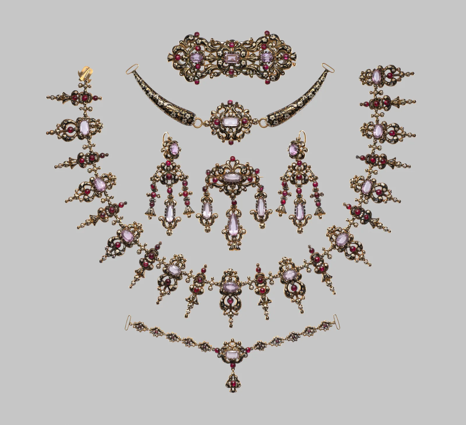 Parure de bijoux du milieu du XIXe siècle en or, émail et pâte de verre