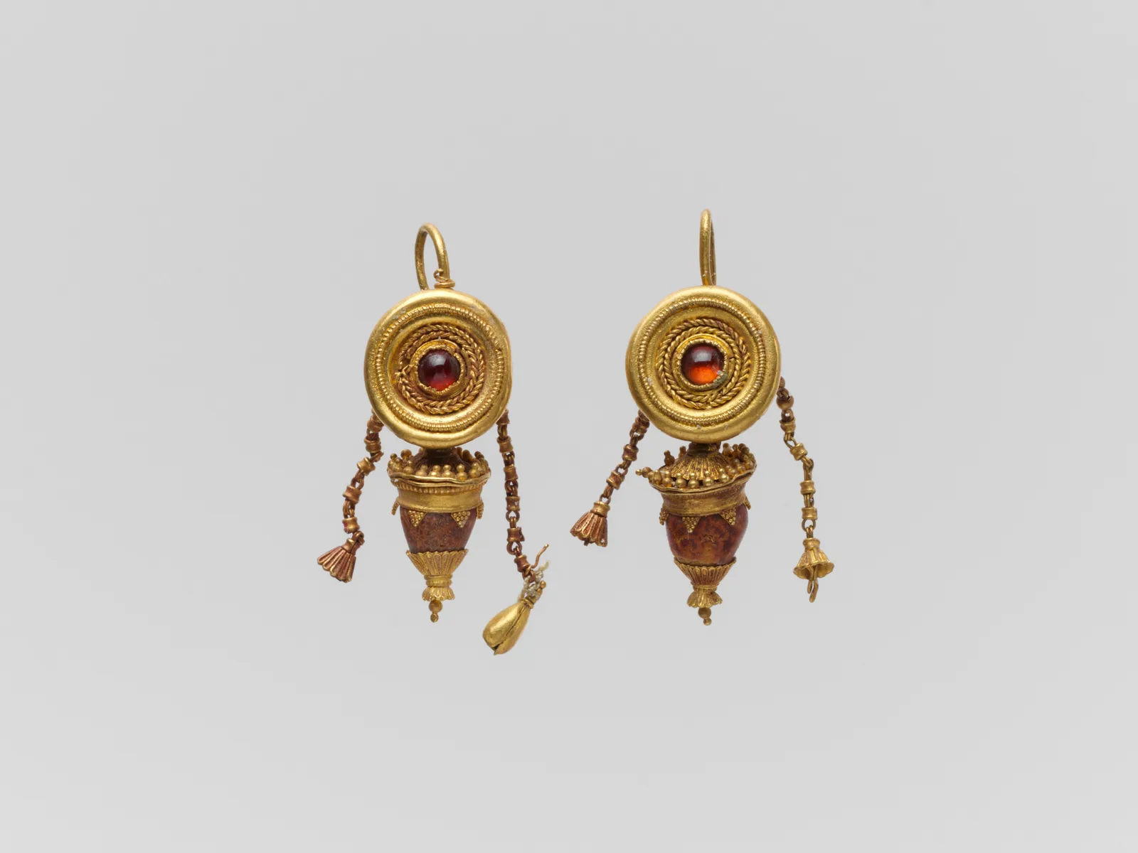 Paire de boucles d'oreilles grecques antiques en or, à disque et pendentif, serties de grenat et de pâte de verre
