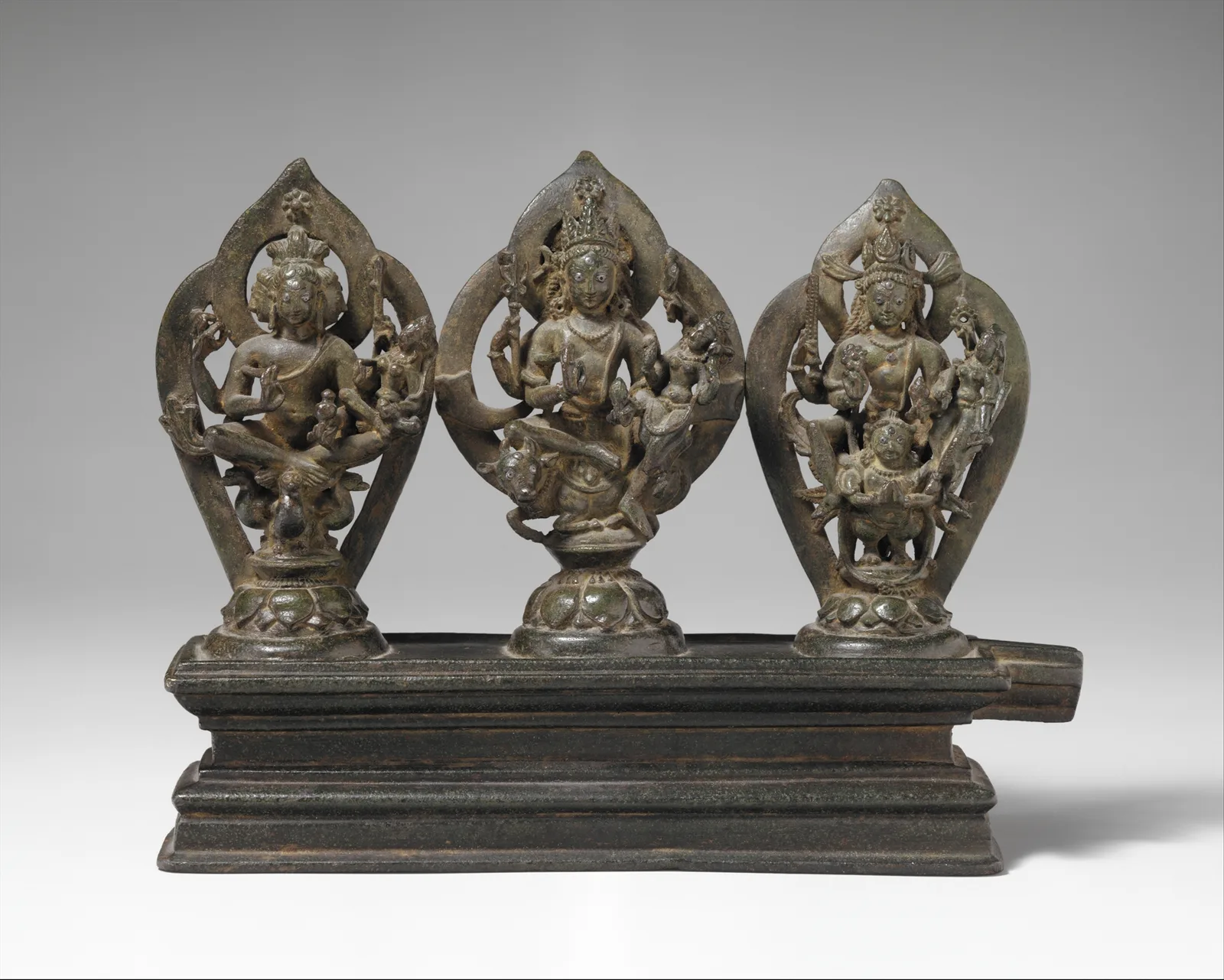 Escultura de bronce con los tres dioses supremos del hinduismo: Brahma, Shiva y Vishnu