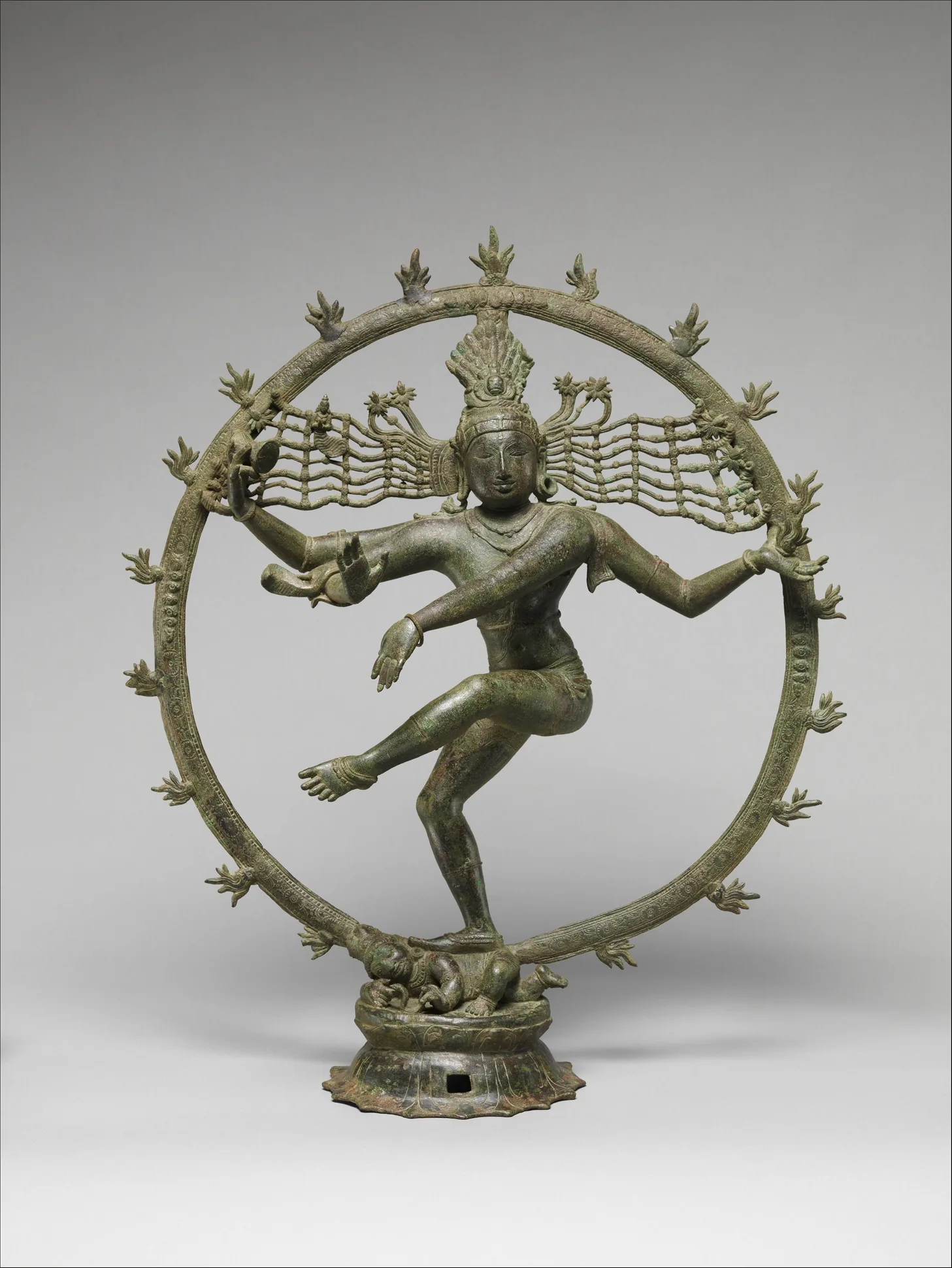 Estatua de bronce de Shiva danzante, el Nataraja, dentro de un aro de fuego