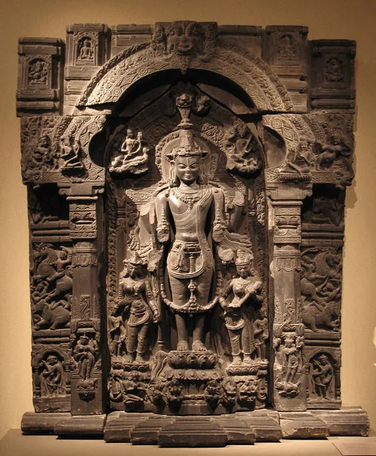 Estela de piedra con Vishnu de cuatro brazos y las diosas Lakshmi y Sarasvati a los lados