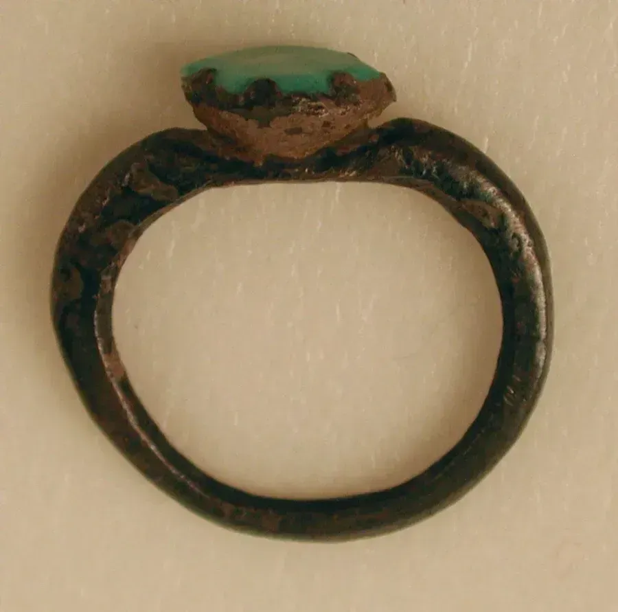 Antiker silberner Ring aus dem 9. bis 11. Jahrhundert mit einem blaugrünen Stein in geschlossener Fassung