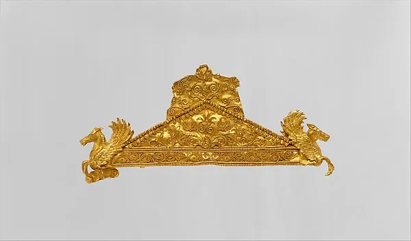 Broche en or en forme de fronton