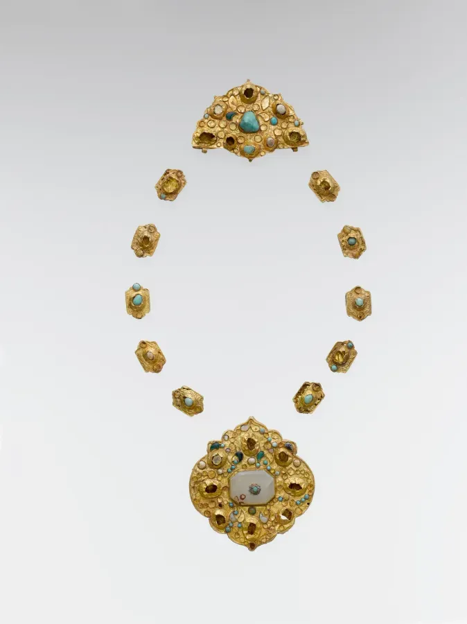 Anciens elements de bijoux en or faits main sertis de pierres et de verre