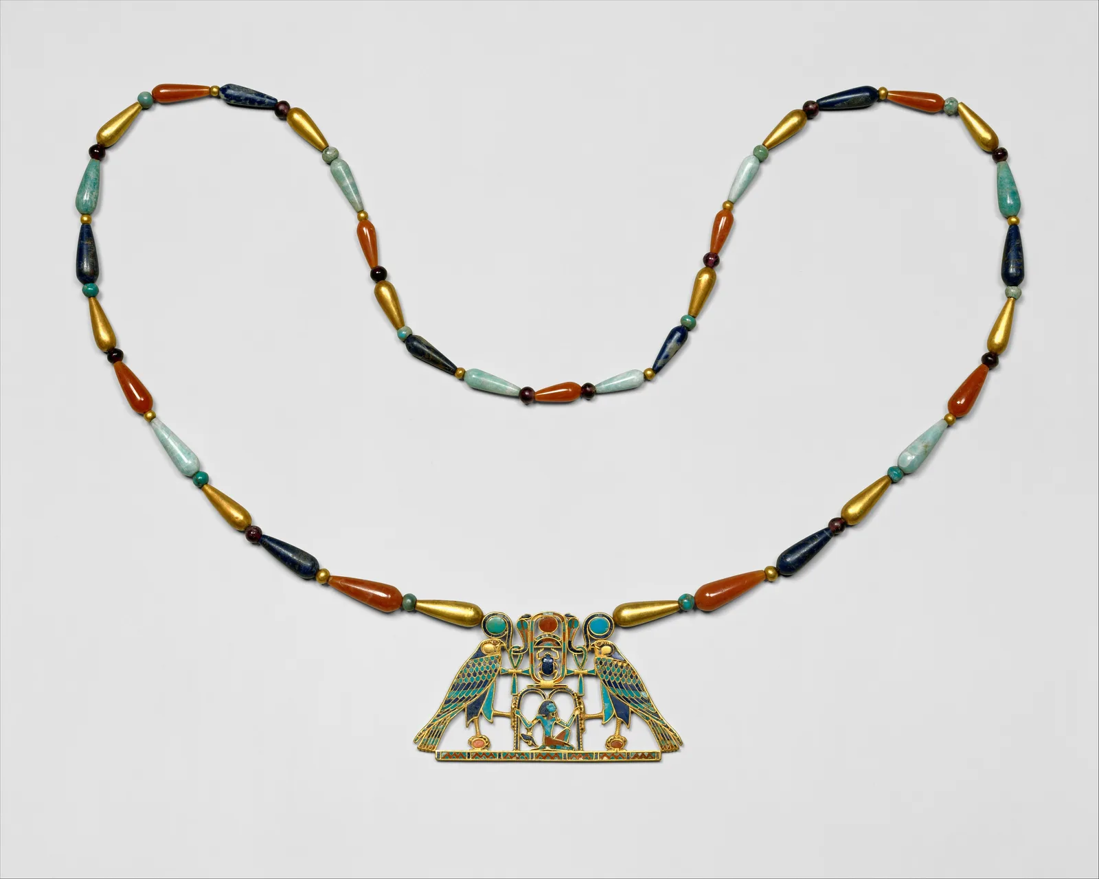 Pendentif pectoral en or incrusté de lapis-lazuli, de cornaline et de turquoise, avec au centre un cartouche portant le nom du pharaon Sésostris II