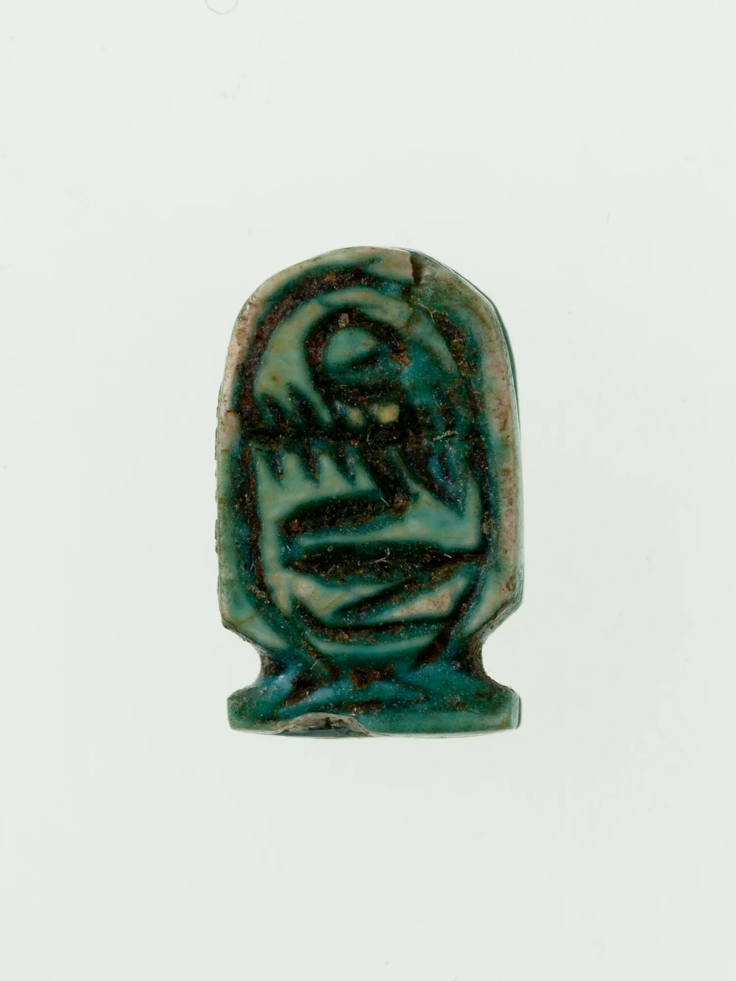 Amulette égyptienne antique en forme de cartouche, en stéatite émaillée, portant à l'intérieur de l'ovale le nom du pharaon Amenemhat III