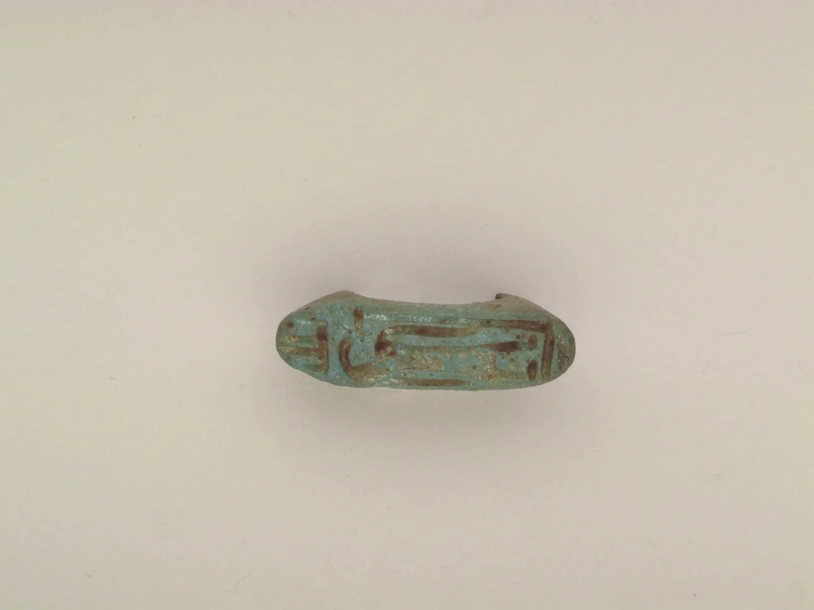 Bague égyptienne antique en faïence dont le chaton a la forme d'un cartouche couvert de hiéroglyphes