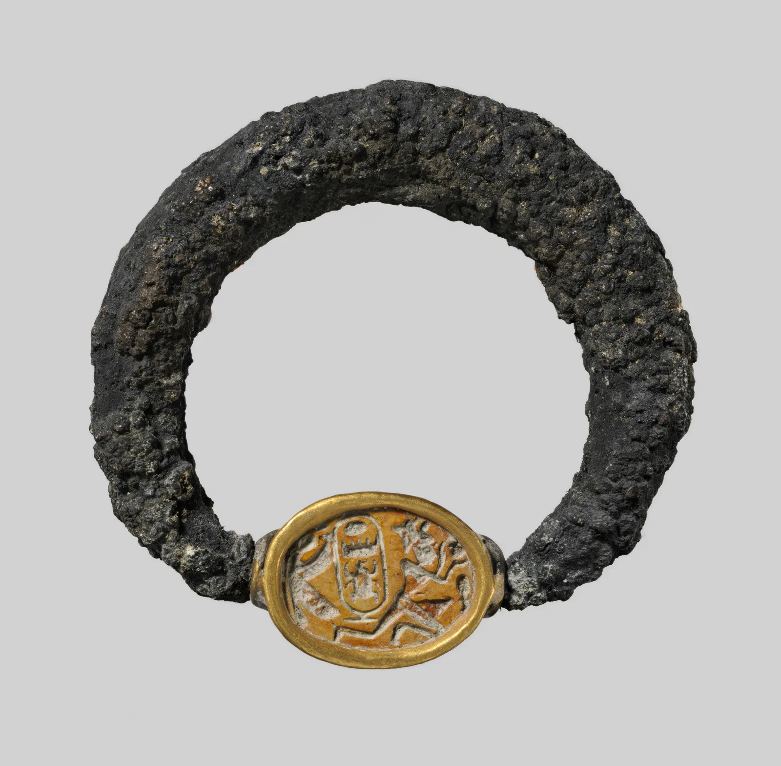 Bague égyptienne antique en argent à scarabée pivotant, dont la face inférieure porte gravé le nom de couronnement de Thoutmôsis III, Men-kheper-Rê