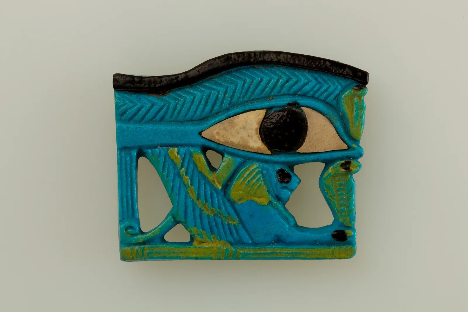 Amuleto wedjat, occhio di Horus, in faience con il colore inserito nella ceramica