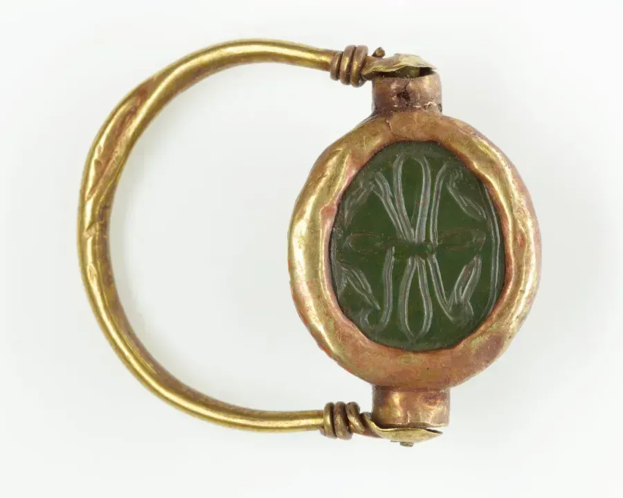 Bague en or de l'Égypte ancienne avec pierre verte pivotante, époque du Nouvel Empire
