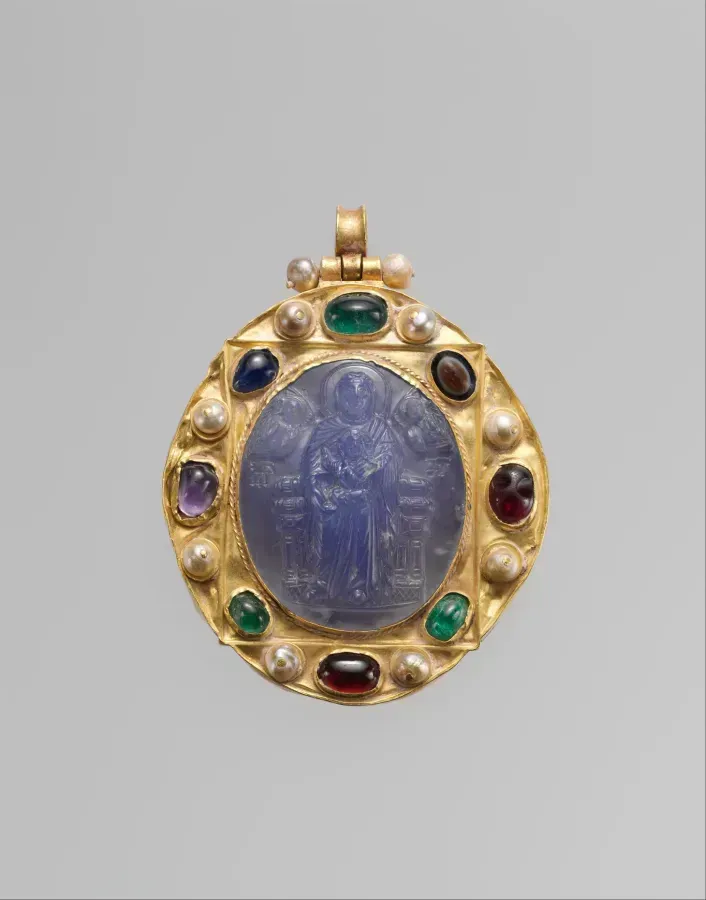 Pendentif broche byzantin en or, orné d'un grand camée bleu de calcédoine, cerné de perles et de pierres de couleur