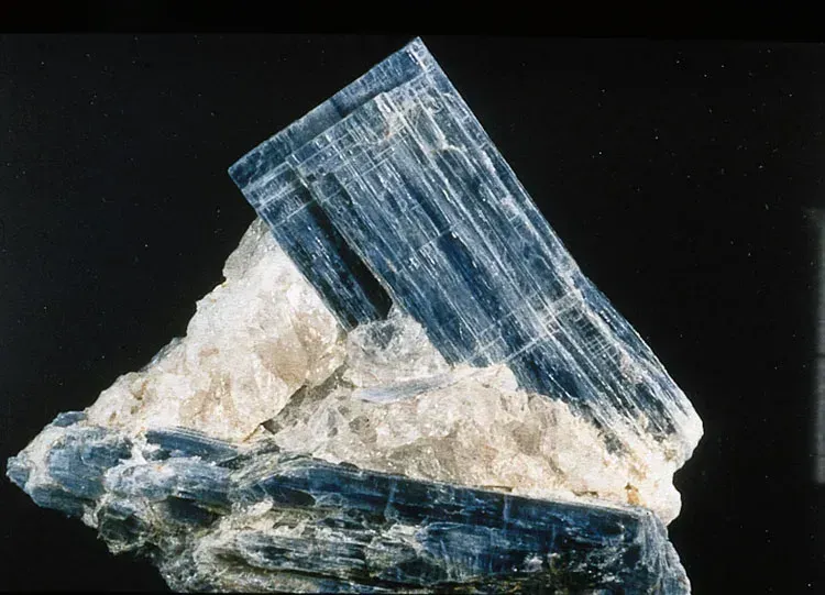 Kyanite in jewellery: a full guide to the rare blue stone of clarity