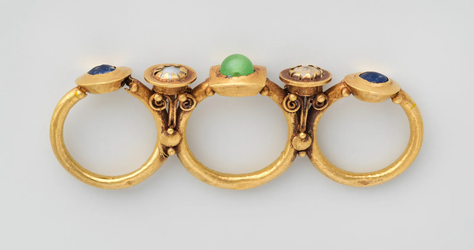 Antique gold ring of three joined hoops with stone settings, Roman-Syrian work