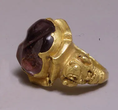 Bague en or avec une grosse pierre violette en monture ovale, Java, VIIIe-Xe siècle