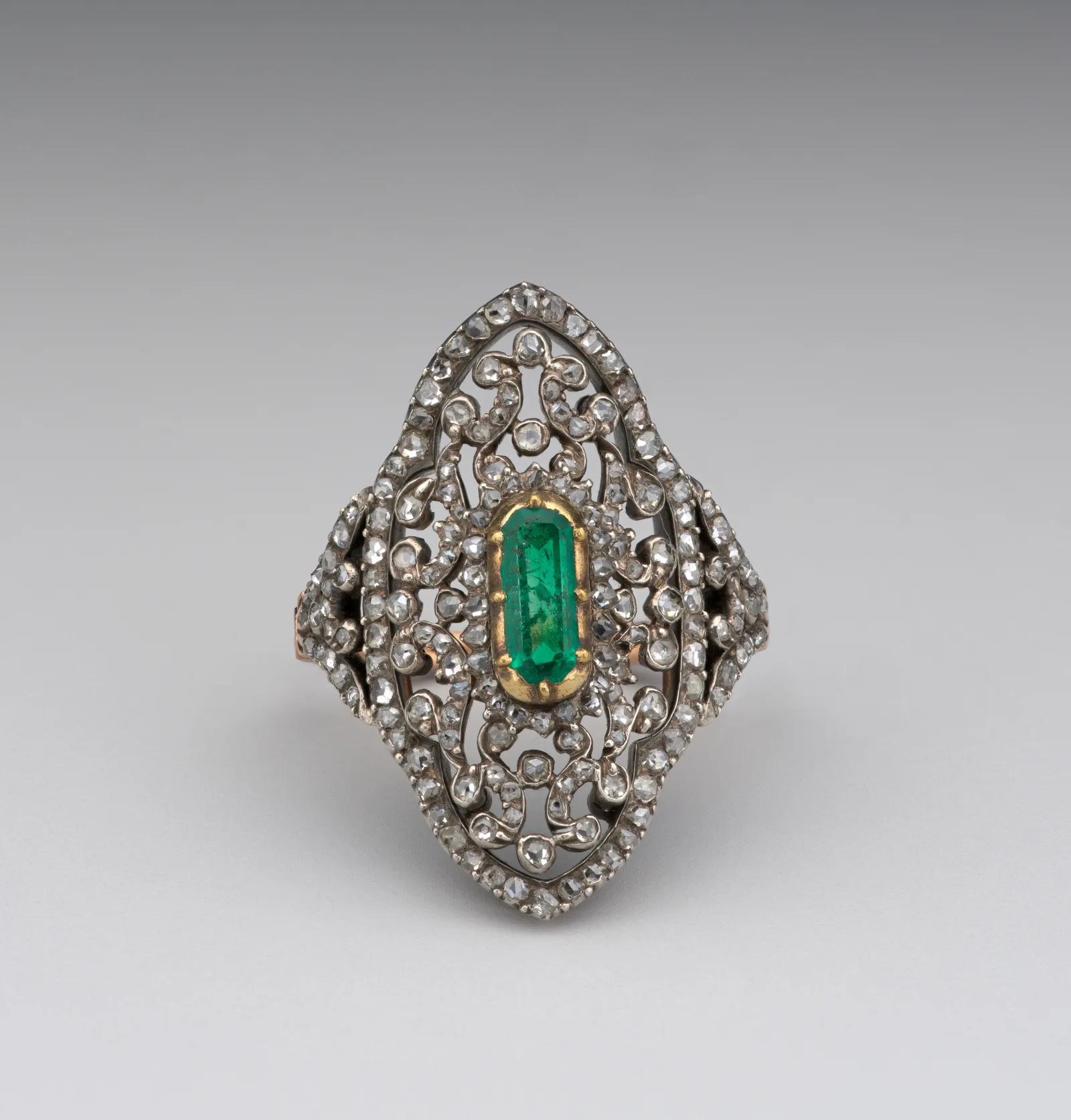 Bague en or avec une émeraude entourée de diamants, milieu du XIXe siècle