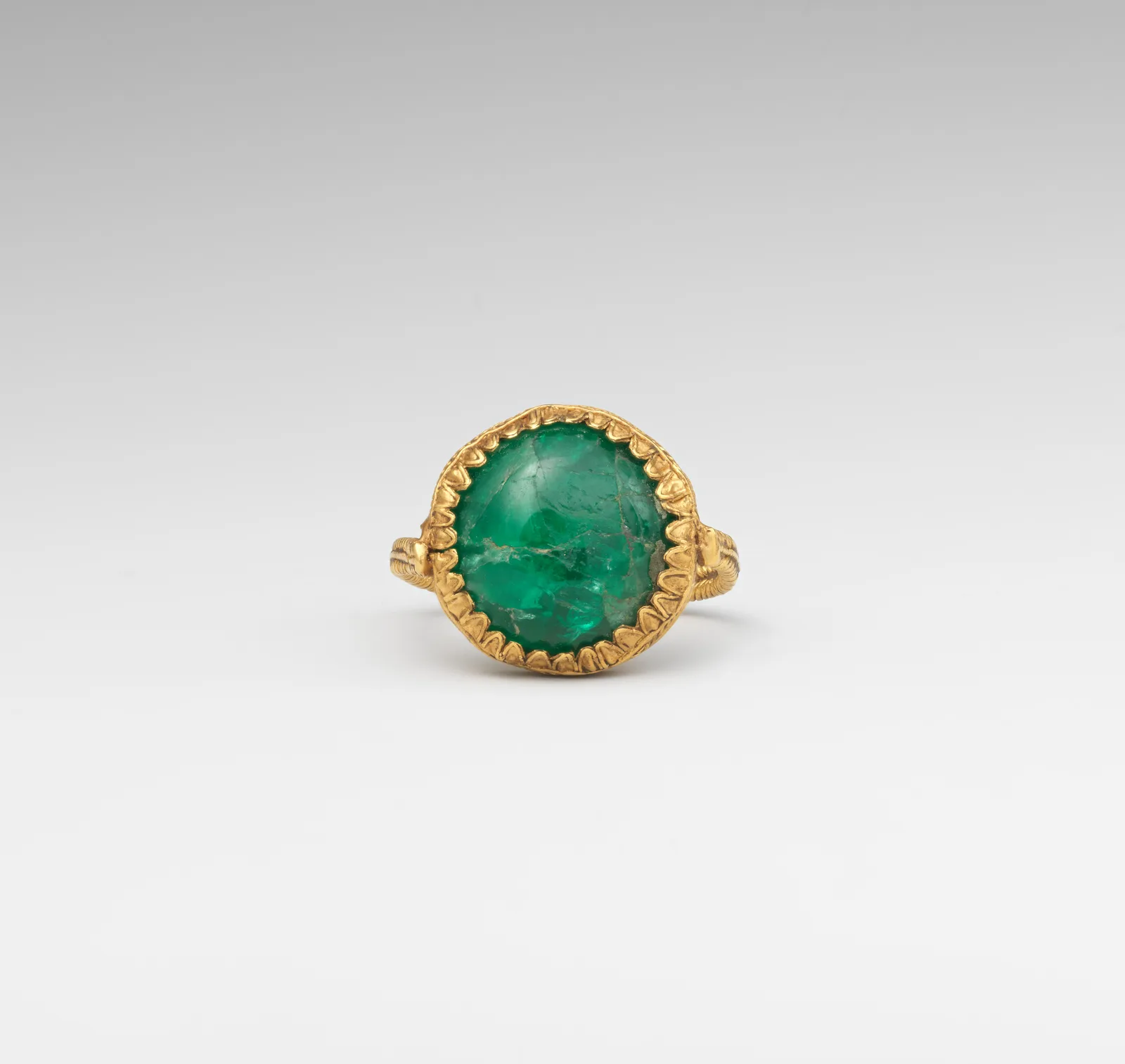 Bague grecque antique en or sertie d'une grosse émeraude, vers 330-300 avant notre ère