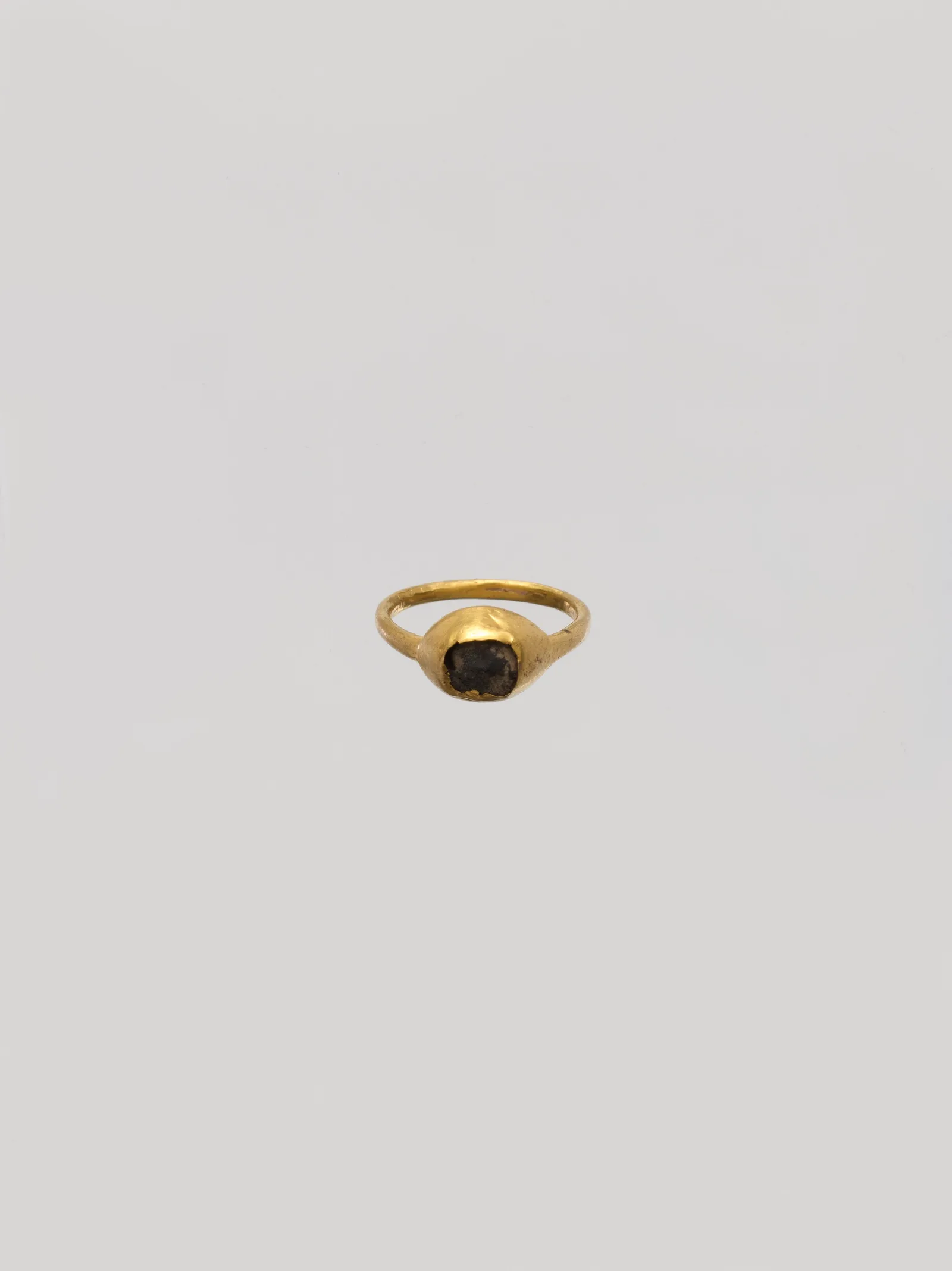 Schmaler Goldring aus dem 9. bis 11. Jahrhundert mit kleinem Schild, Museumsstück