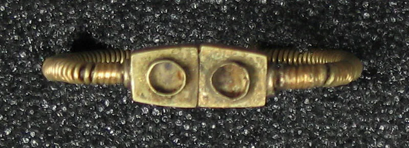 Antique toe ring with two rectangular bezels, East Java, 10th to 14th century