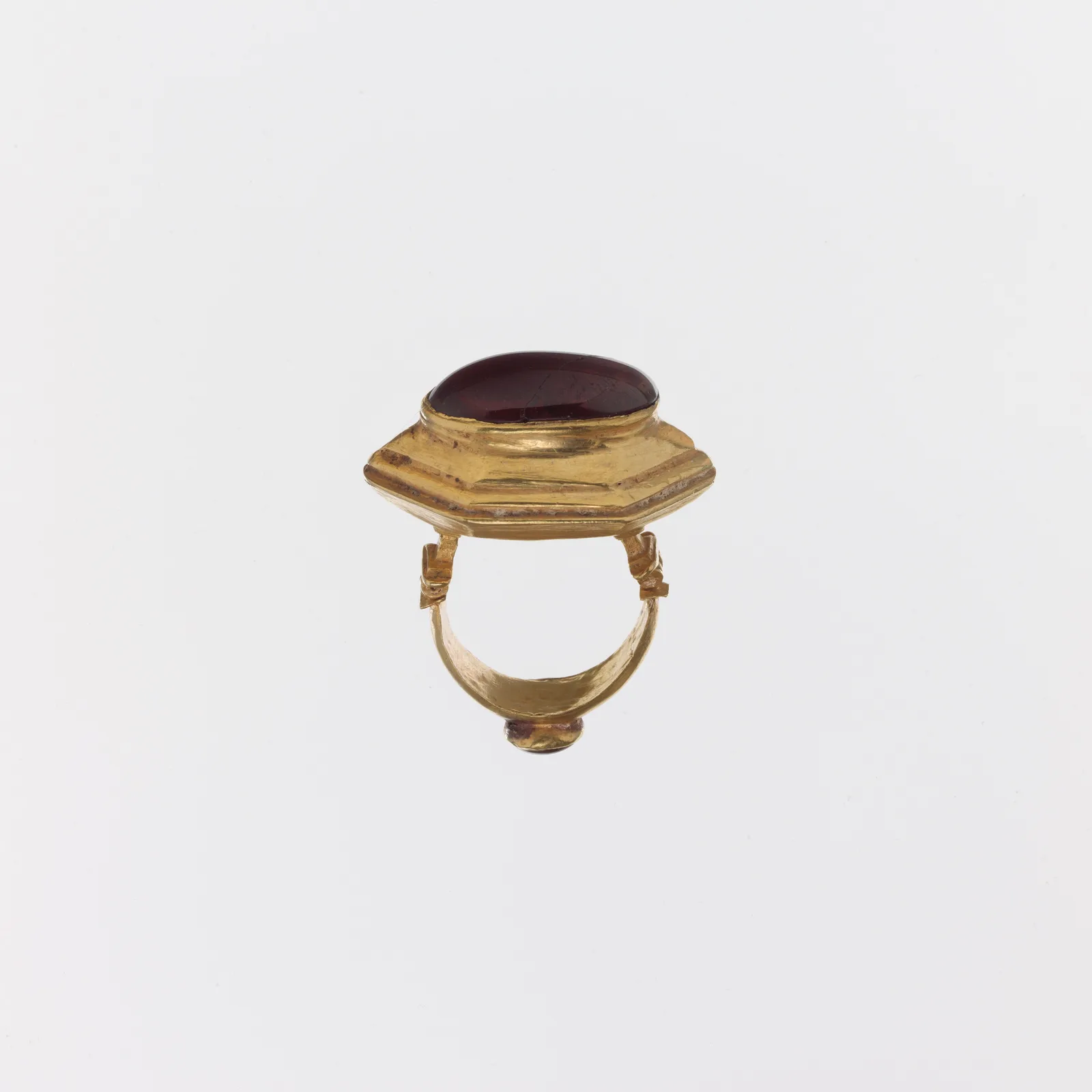 Ancient Greek gold ring with a smooth domed garnet cabochon