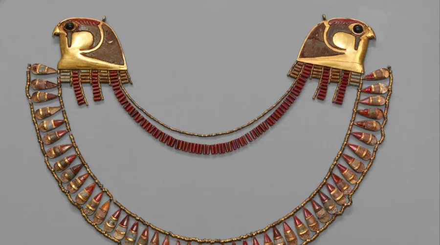 Collier plastron : le collier multirang massif qui couvre le buste en éventail
