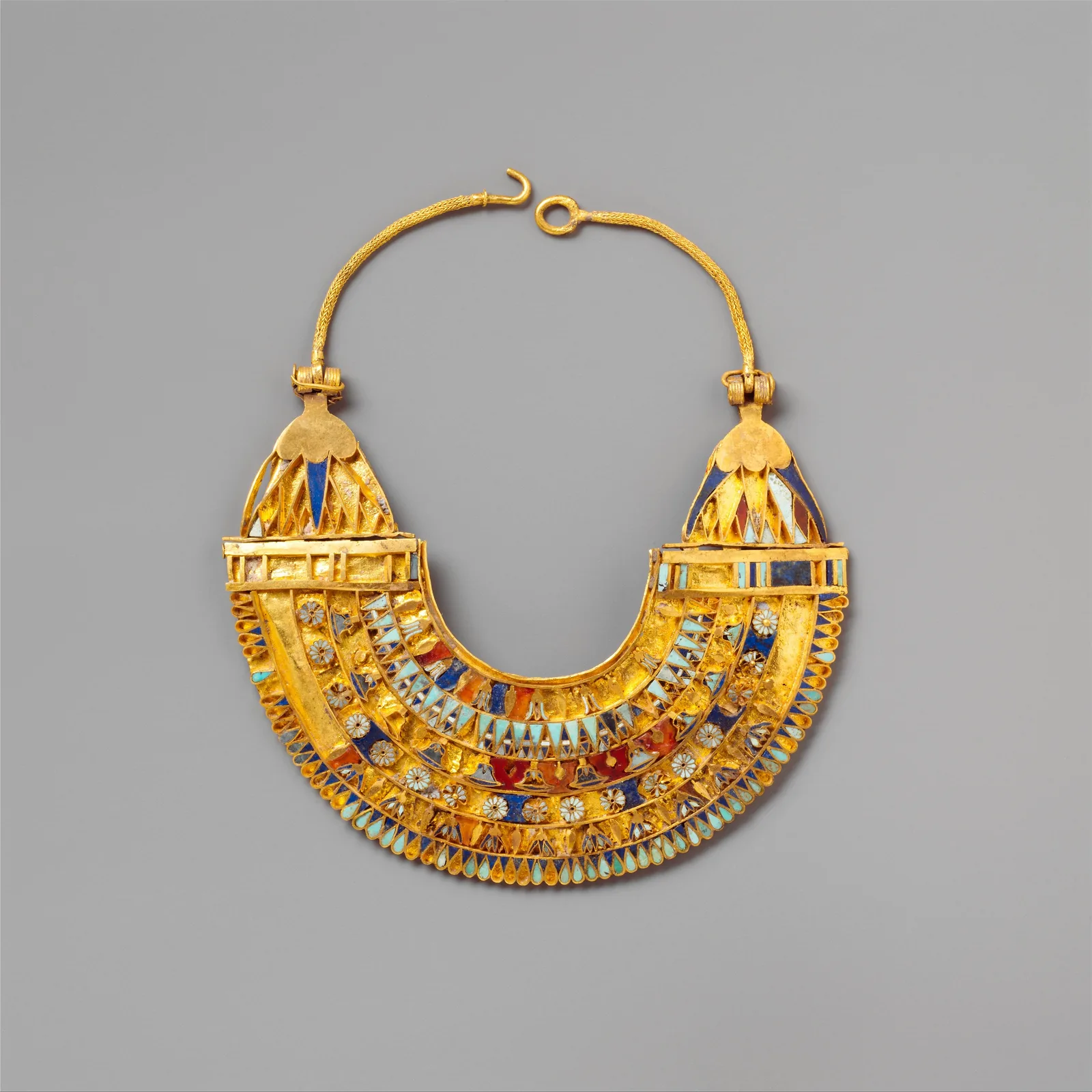 Collar ancho en miniatura de oro, cornalina, turquesa y lapislázuli con filas de cuentas colgantes