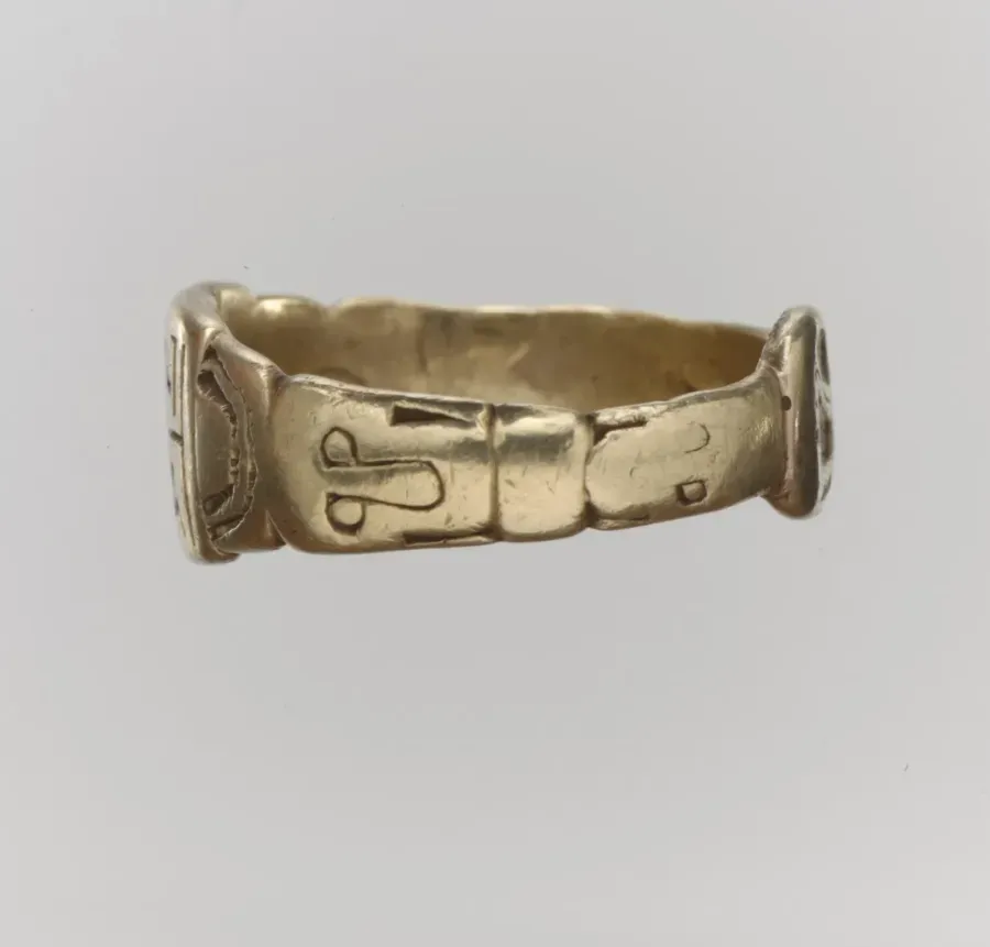 Bague franque en or avec inscription chretienne gravee, fin VIe debut VIIe siecle