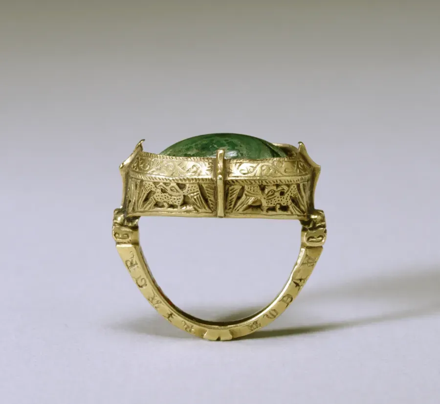 Bague d'eveque anglaise du XIIIe siecle avec malachite dans une monture en or massif
