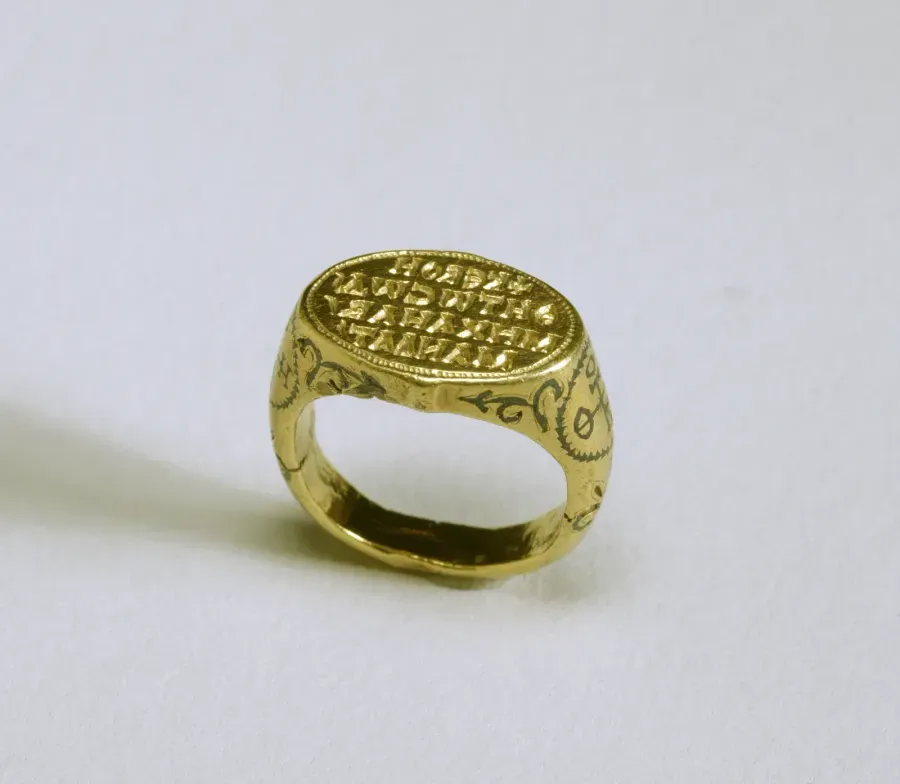 Bague-sceau byzantine en or du IXe siecle avec inscription grecque et rinceaux de vigne sur les epaulements