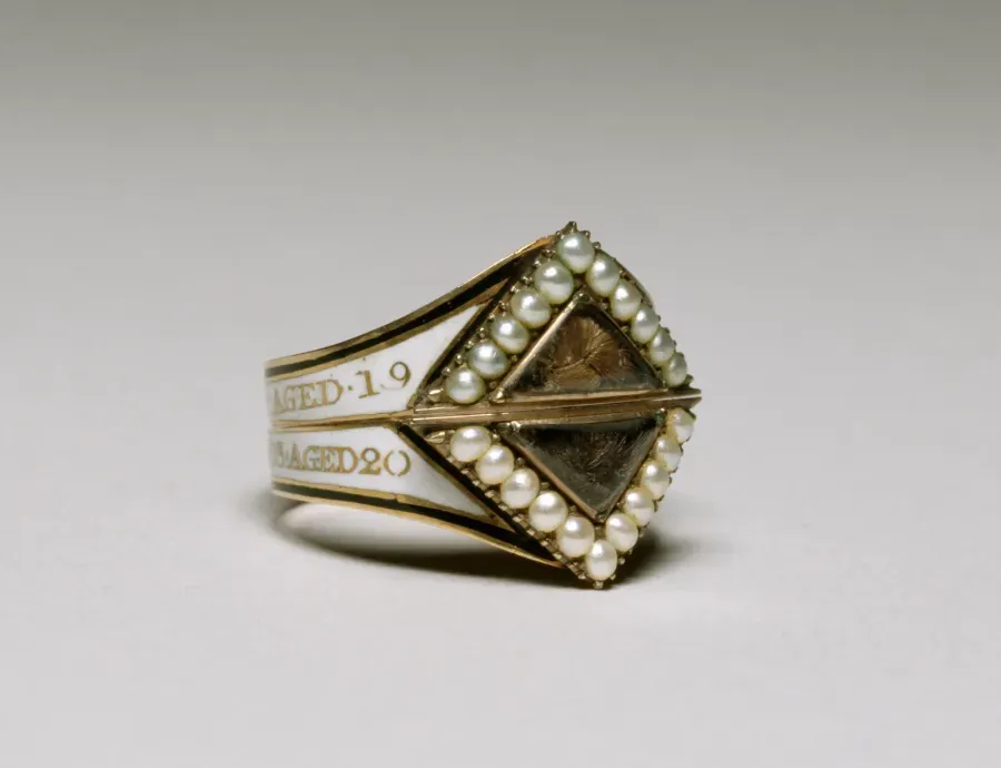 Bague de deuil anglaise avec email blanc et inscription gravee en or, debut du XIXe siecle
