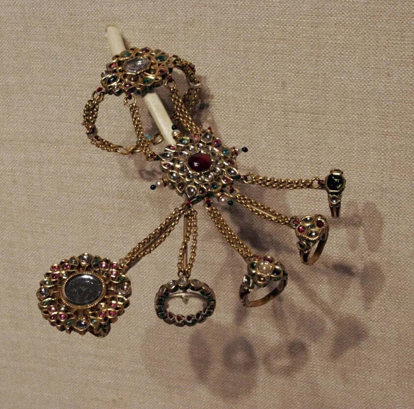 Handschmuck mit einem Daumenring