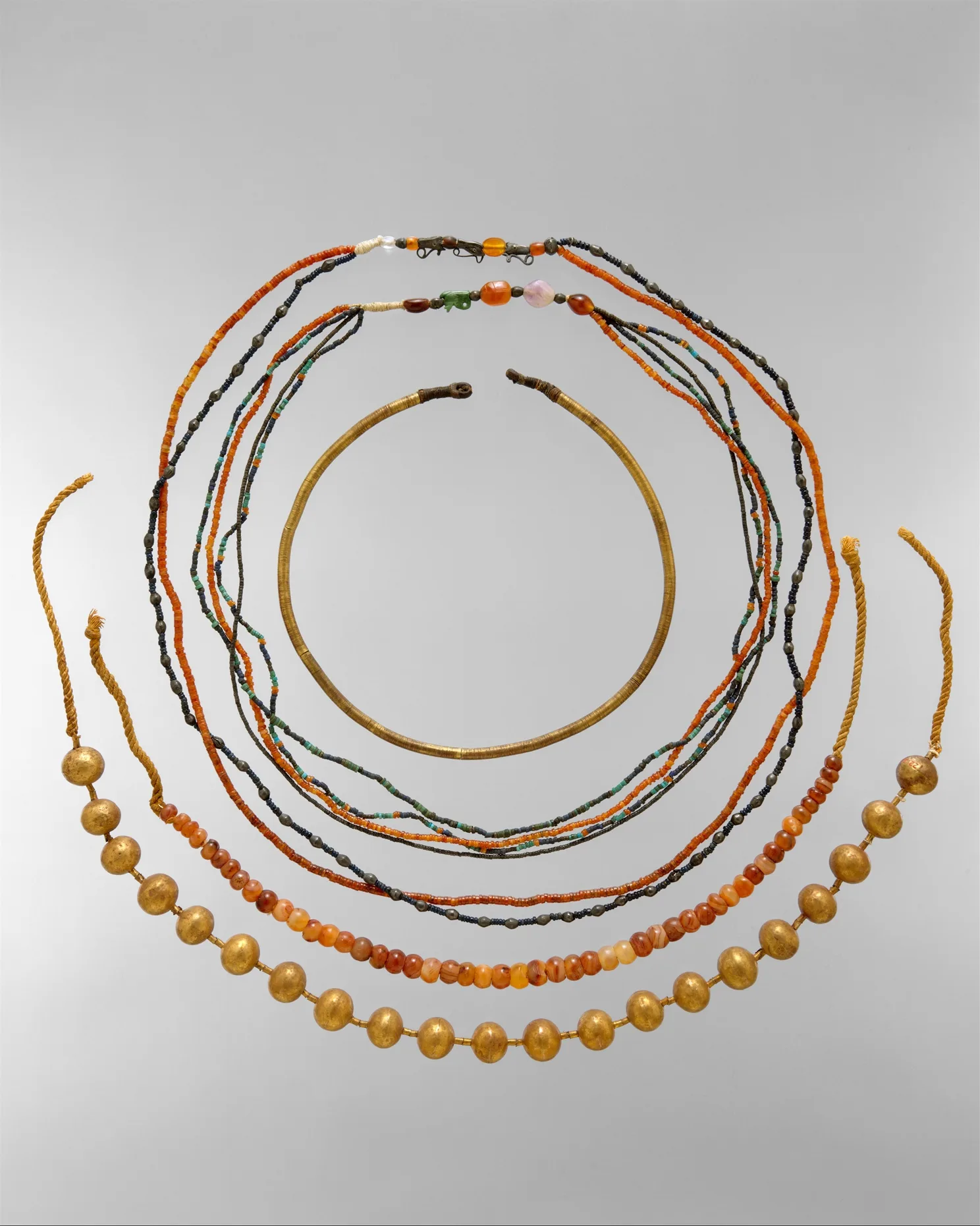Altägyptischer Schmuck aus Steinen und Gold auf einer Grundlage aus Leder und Leinen