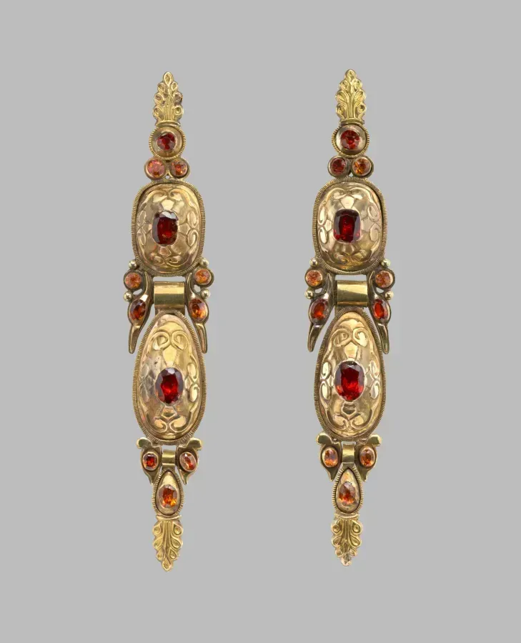 Paire de boucles d'oreilles en or du XVIIIe siècle serties d'hyacinthes (ancien nom du zircon)